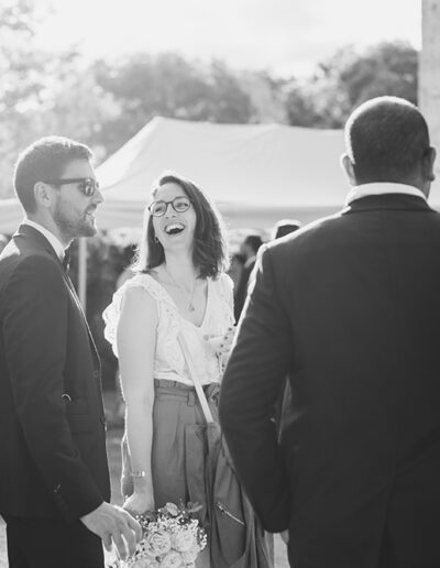 Une invitée de mariage qui rit aux éclats - photo en noir et blanc