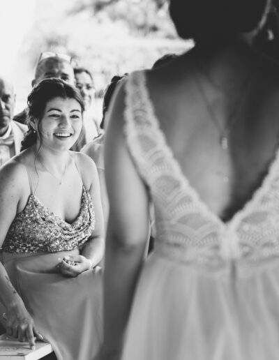 Une invitée de mariage qui est pleine d'émotions - photo en noir et blanc