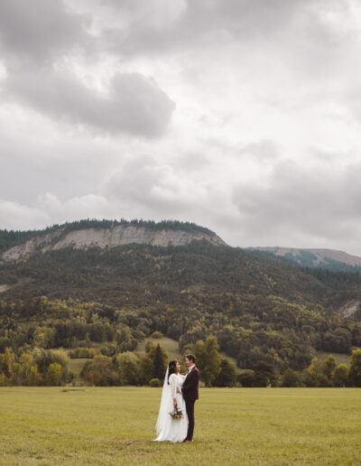 Couple de mariés dans un paysage de nature et montagne - photographe de mariage à Grenoble