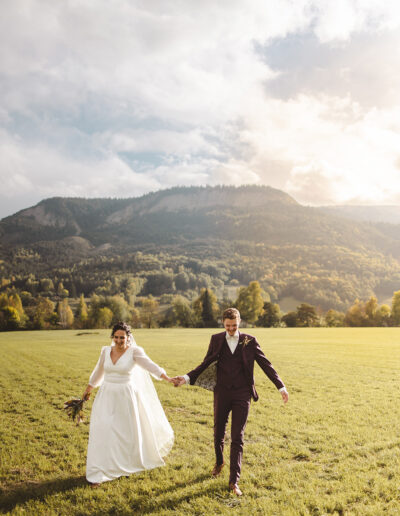 Couple de mariés dans un paysage de nature et montagne - photographe de mariage à Grenoble