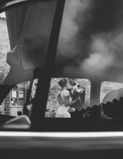 Mariage à Grenoble photos de couple avec des reflets